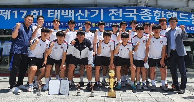 지난 7월 열린 ‘태백산기 전국종합핸드볼대회’에서 우승을 차지한 원광대 핸드볼부.