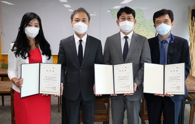 9일 전주시는 3명의 금융총괄자문관을 위촉했다. (왼쪽부터) 영주닐슨 교수, 김승수 전주시장, 유광열 전 금감원 수석부원장, 정희준 전주대 교수.