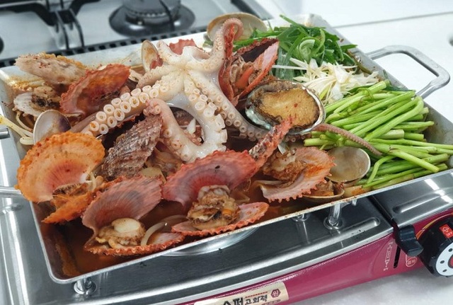 고성군이 지역의 요식업체와 공동개발한 가리비산낙지 전골. 특제육수를 가미해 특유의 감칠맛이 일품이다