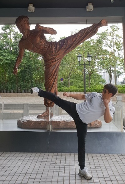 투병 전 고 장태식 씨가 홍콩의 이소룡 동상 앞에서 발차기를 하고 있다. 사진= 유족 제공.