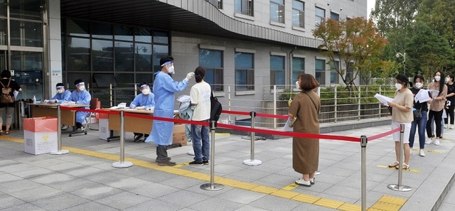전북대병원 간호사 신규채용 필기시험 응시자들이 입실에 앞서 체온 측정을 하고 있다.