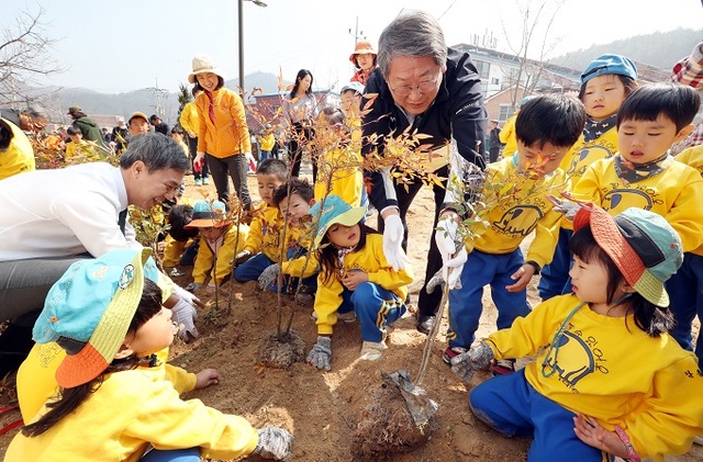 천만그루 정원도시 추진위원회 출범식에서 아이들이 나무를 심고 있다.