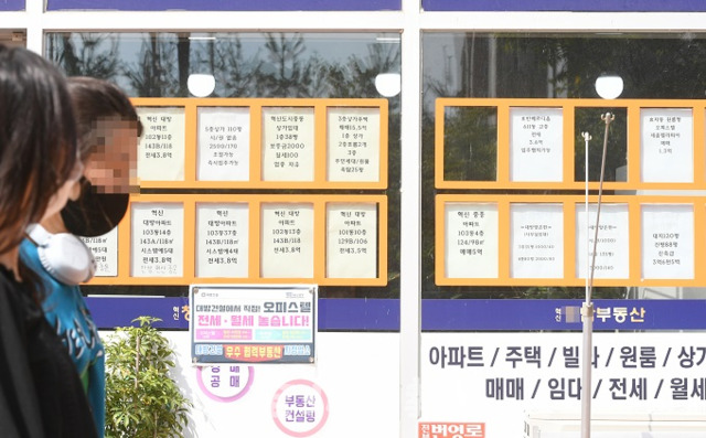 전주시는 아파트 분양권 불법전매와 다운계약을 위한 이중 계약서 작성 등 아파트 가격 상승을 부추기는 부동산 불법거래가 의심되는 271명에 대해 수사를 의뢰한 가운데 10일 전주혁신도시의 한 부동산에 매물들이 나와 있다. 오세림 기자