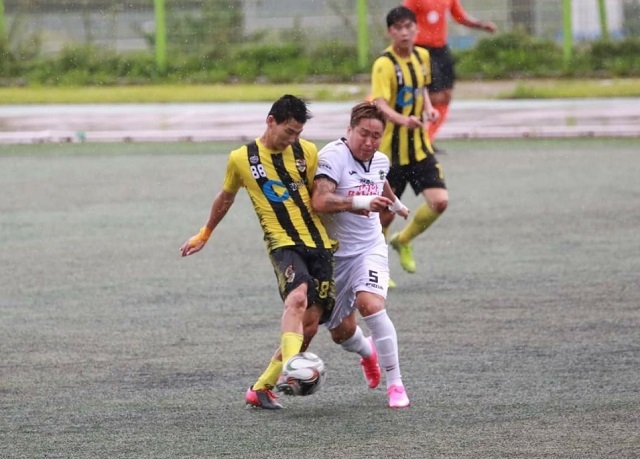 전주시민축구단 이근호 선수가 공을 뺏기 위해 상대 선수와 몸싸움을 하고 있다.
