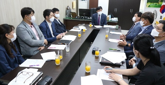 전북체육회와 전북배드민턴협회가 회의를 하고 있는 모습.