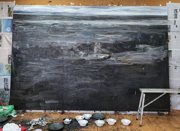 익산의 화가 김성민의 작업실, 1000호 정도의 캔버스에 갯벌을 그리고 있다.