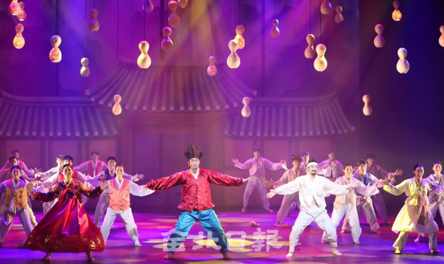 지난 12일 한국소리문화의전당 연지홀에서 우석대학교 태권도학과 배우들이 소리킥 시즌2 '흥부, 소리를 차다!' 공연을 하고 있다. 조현욱 기자