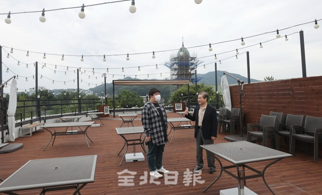 14일 JB문화공간에서 성제환 대표가 무료입장과 문화생활을 즐길 수 있는 JB문화공간의 장점에 대해 말하고 있다. 조현욱 기자