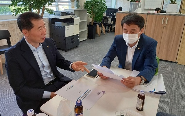 김태경 회장(왼쪽)이 한병도 국회의원에게 최근 법안 추진 중인 ‘행정사무의 민간위탁에 관한 법률’에 대한 협회의 건의사항을 전달하고 있다.