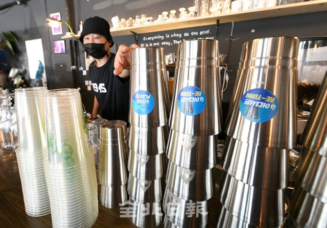 코로나19 상황속에 포장 및 배달 등으로 일회용품 사용이 급증하면서 환경문제에 대한 생각의 전환으로 전주 객리단길 일원에서 진행중인 '제로플라스틱' 운동이 각광을 받고 있는 가운데 14일 운동에 동참하고 있는 커피숍에서 공유컵과 옥수수전분 성분의 생분해 용기를 사용하고 있다. 오세림 기자