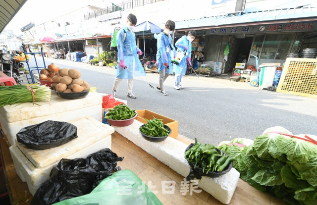 전주시는 추석을 앞두고 전통시장을 이용하는 시민들이 코로나19로부터 안심할 수 있도록 방역요원 배치와 주출입구에 손소독제 비치, 마스크 착용 계도 등의 방역대책을 마련한 가운데 14일 전주남부시장 상인회에서 시장 곳곳을 소독하고 있다. 오세림 기자