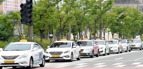 택시승강장에 택시들이 길게 늘어서 있다. 전북일보 자료사진