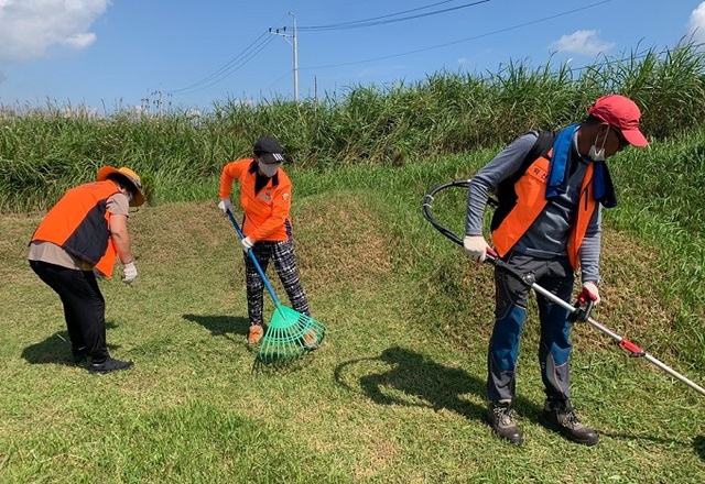 익산소방서 의용소방대원들이 추석을 맞아 벌초 대행 서비스를 실시하고 있다.
