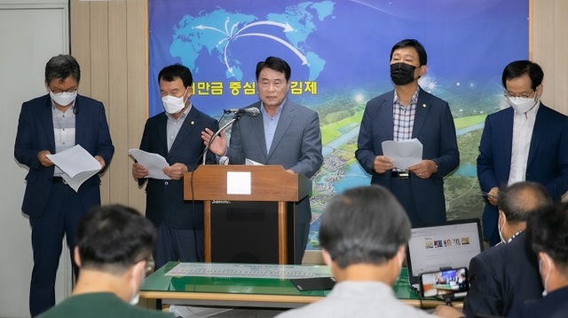 15일 김제시의회 온주현 의장이 기자회견을 열고 현재 진행 중인 주민소환에 대한 입장을 밝혔다.