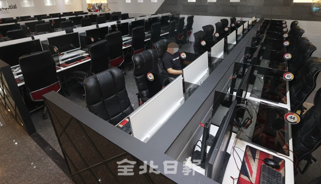 15일 사회적 거리두기 완화로 PC방 영업이 재개됐지만, 미성년자 출입금지와 음식물 섭취 금지 등 방역수칙으로 인해 손님들의 발길이 끊겨 전주시의 한 PC방이 한산한 모습을 보이고 있다. 조현욱 기자