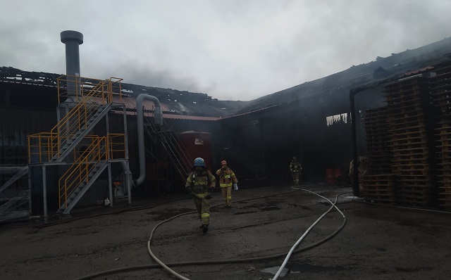 16일 진안군의 한 플라스틱 빗물받이 배수관 제작 공장에서 불이 나 소방관들이 화재진압에 나서고 있다.