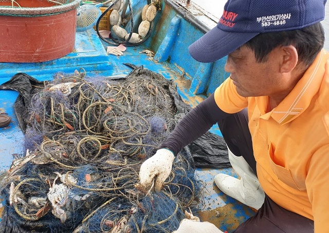 꽃게철을 맞아 16일 오전 10시께 부안군 변산면 격포 앞바다에서 배들이 어획에 나섰지만, 그물에는 꽃게 대신 진흙이 엉긴 채로 끌려올라왔고 악취가 진동했다.
