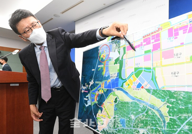 새만금개발청은 16일 도청 브리핑룸에서 SK E&S가 '산업투자형발전사업' 우선협상대상자로 선정됐다고 발표하며 새만금에서 추진중인 2.4GW규모의 태양광 발전사업 중 국내 민간 기업 최대규모인 200MW 발전사업과 대규모 데이터센터 특구 조성 등을 발표하고 있다. 오세림 기자