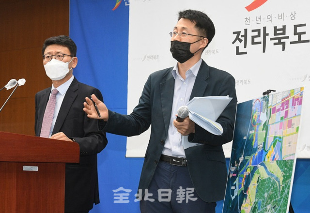 새만금개발청은 16일 도청 브리핑룸에서 SK E&S가 '산업투자형발전사업' 우선협상대상자로 선정됐다고 발표하며 새만금에서 추진중인 2.4GW규모의 태양광 발전사업 중 국내 민간 기업 최대규모인 200MW 발전사업과 대규모 데이터센터 특구 조성 등을 발표하고 있다. 오세림 기자