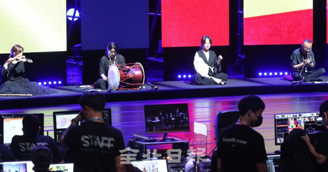 16일 한국소리문화의전당 모악당에서 열린 2020 전주세계소리축제 개막공연 '_잇다(Link)'에서 전북지역 '시나위팀'이 멋진 공연을 펼치고 있다. 조현욱 기자