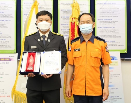 제2회 생명보호 구급대상을 받은 전윤철 소방장(왼쪽)과 홍연근 전북소방본부장이 기념촬영을 하고 있다.