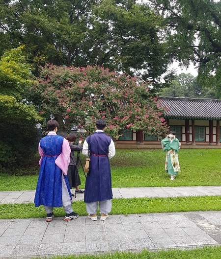 17일 전주시가 유명 유튜버를 초청해 한옥마을 일대에서 음식과 숙박을 체험하며 ‘안전한 전주여행’을 소개하는 홍보촬영을 진행하고 있다.