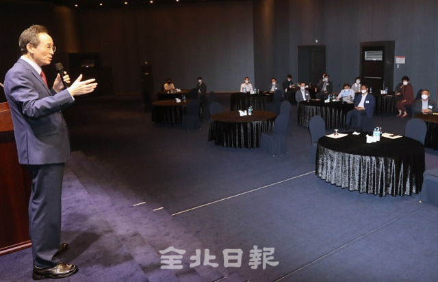 17일 전주 그랜드힐스턴호텔에서 전북일보 리더스아카데미 제7기 2학기 개강식이 열린 가운데 송하진 도지사가 '지속가능한 청정전북을 위한 생활의 과학화'를 주제로 특강을 하고 있다. 조현욱 기자