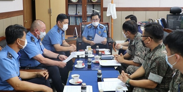 박상식 군산해경서장이 어청도 해군 전탐 감시대를 찾아 해상 경계 강화를 위한 의견을 나누고 있다.