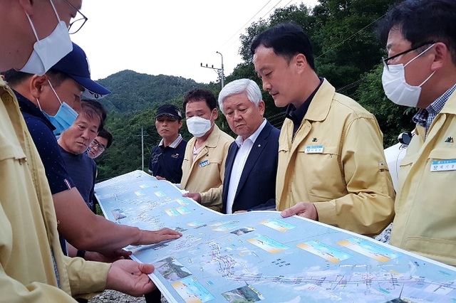 호우 피해지역 삼유천 구간에서 중앙재난피해합동조사단이 방문해 현장을 살피고 있다.