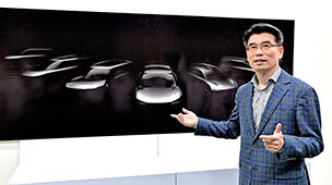 송호성 대표가 오는 2027년까지 출시될 기아차 전용 전기차 모델 라인업의 스케치 이미지를 설명하고 있다. 사진= 기아차 제공.