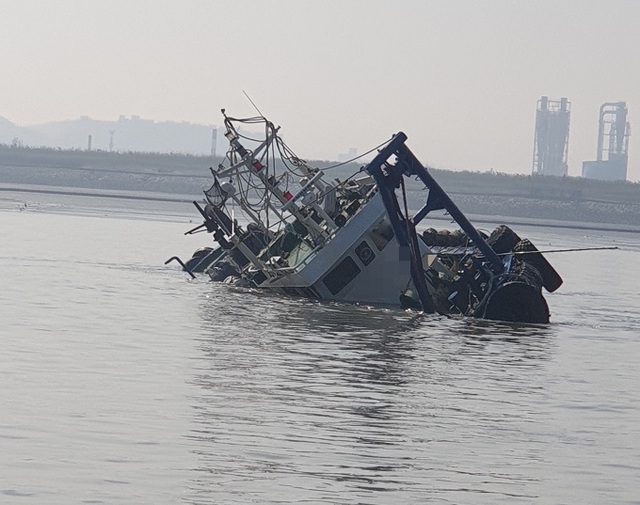 20일 군산시 해망동 금란도 인근에서 정박 중이던 32톤급 예인선이 침몰했다. 사진= 군산해양경찰서 제공.