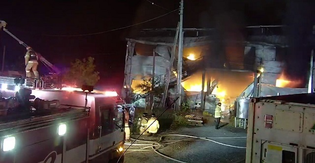 20일 고창의 한 한과공장에서 화재가 발생해 소방관들이 진압에 나서고 있다. 사진= 전북소방본부 제공.
