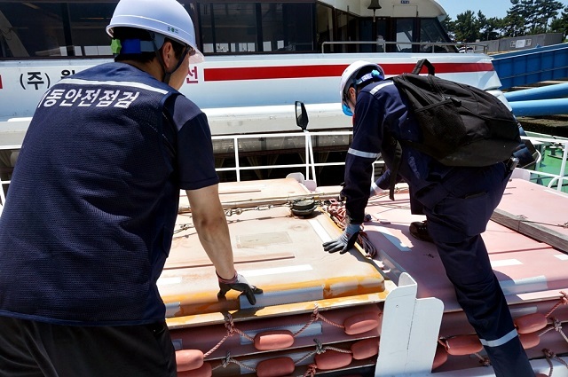군산해경이 유도선 대상으로 안전 점검을 실시하고 있다.