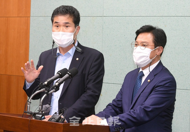 이원택 국회의원과 신영대 국회의원이 21일 전북도의회 브리핑룸에서 새만금 해수유통 관련 기자회견을 열고 이달 말 완료되는 새만금 수질개선대책 종합평가에서 목표 수질 달성이 어렵다고 나온다면 해수유통으로 수질문제를 매듭져야 한다는 입장을 발표하고 있다. 오세림 기자