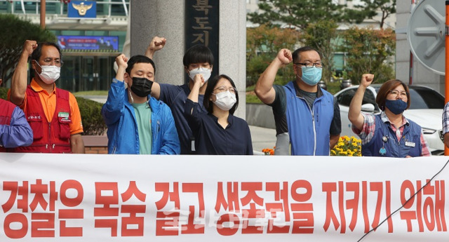 22일 전북민중행동 관계자들이 전북경찰청 앞에서 플랜트노동자 체포 규탄 기자회견을 하고 있다. 조현욱 기자