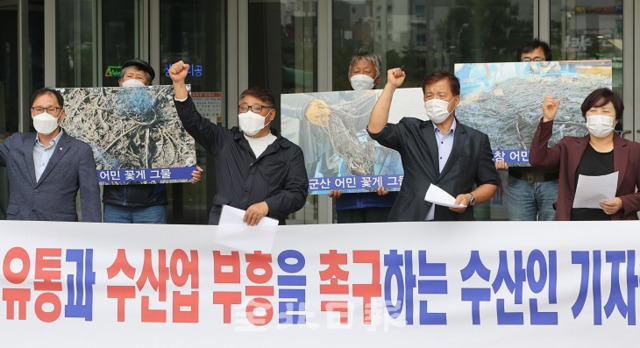 22일 전북수산인발전연합회 회원들이 전북도청 앞에서 기자회견을 열고 전면적 해수유통과 수산업 부흥을 촉구하고 있다. 조현욱 기자