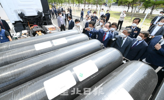 지난 6월 3일 완주군 봉동읍 둔산리에서 열린 도내 제1호 수소충전소 준공식. 전국 최대 규모의 이 수소충전소는 시간당 22대의 수소승용차 충전이 가능한 시설로 준공식에 참석한 내빈들이 수소탱크를 살펴보고 있다. 전북일보 자료사진