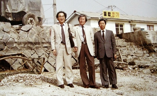 이병훈 시인이 고은(좌)·이복웅(우) 시인과 1970년대 군산에서 찍은 사진.