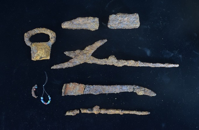 장수군 백화산 고분군 발굴조사에서 출토된 철을 다루던 단야구(철기 제작에 단조가공을 목적으로 사용되는 망치·집게·모루 등의 도구).