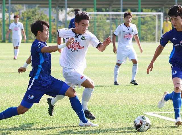 지난 평택FC와 경기에서 전주시민축구단 김선준 선수가 드리블을 하고 있다.