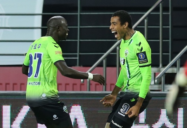 지난 23일 전주월드컵경기장에서 열린 전북현대와 성남FC 경기에서 전북 구스타보(오른쪽) 선수가 골을 넣고 기뻐하고 있다. 연합뉴스