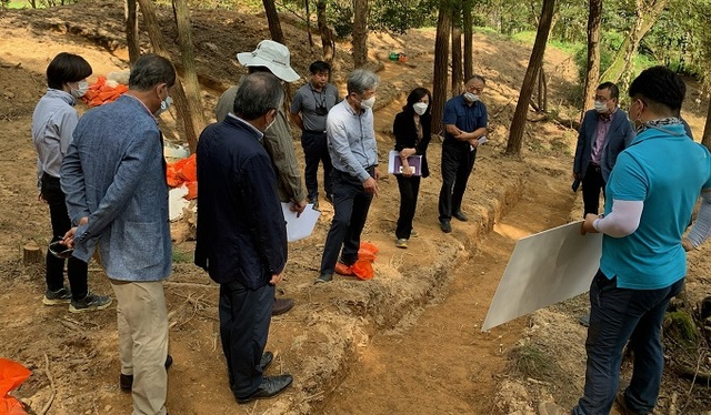 24일 전주 황방산 시굴조사 현장에서 열린 한국전쟁 민간인 희생자 유해발굴 사업 추진을 위한 2차 자문회의 모습.