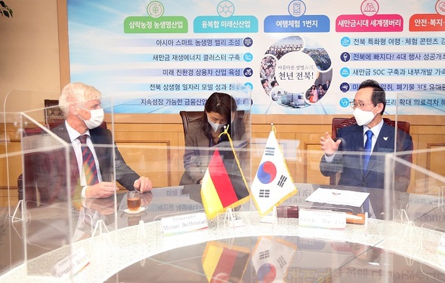 24일 송하진 도지사가 전북을 방문한 미하엘 라이펜슈톨 신임 주한독일대사와 탄소산업에 대한 협력강화를 논의하고 있다. 사진제공 = 전북도