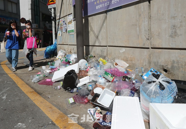 코로나19 여파로 일회용품 사용량이 증가함에 따라 쓰레기도 늘어나고 있는 24일 전주시 평화14길에 무단 투기된 쓰레기들이 악취를 풍기고 있다. 조현욱 기자