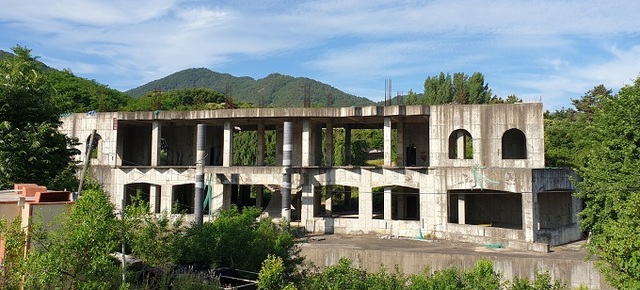 20년이 넘도록 방치돼 왔던 무주관광호텔 골조건물.