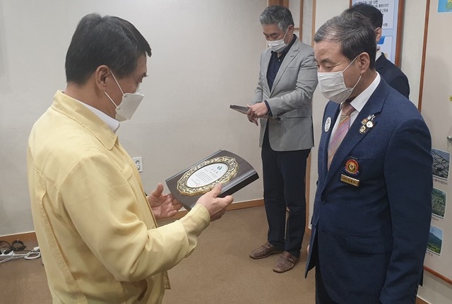 박성일 완주군수(왼쪽)가 박병익 총재에게 감사패를 전달하고 있다.