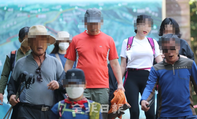 27일 완주군 모악산에서 등산객들이 마스크를 쓰지 않고 있어 코로나19 감염이 우려되고 있다. 조현욱 기자