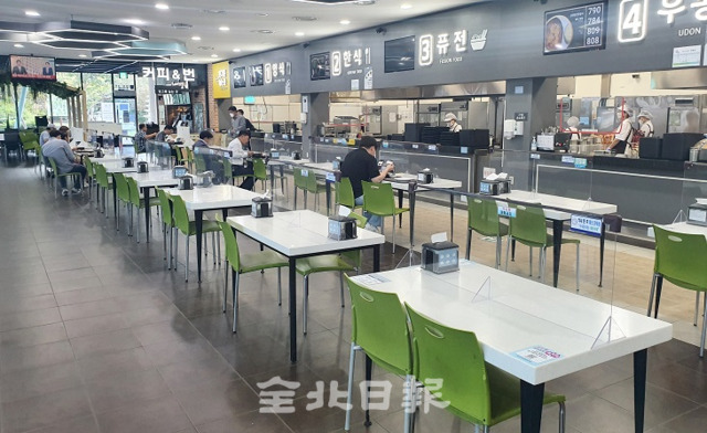 코로나19로 고속도로 휴게소 이용이 제한적으로 이뤄지면서 매출이 크게 감소한 가운데 25일 호남고속도로 여산휴게소가 썰렁한 모습을 보이고 있다. 오세림 기자