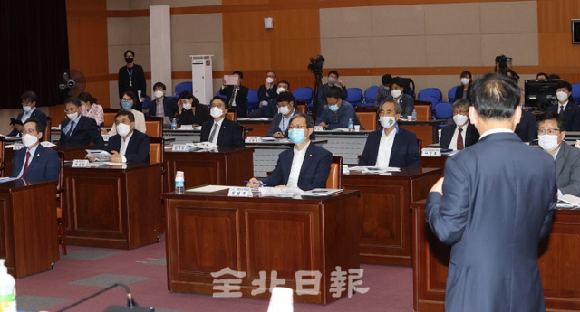 지난 25일 김성주 더불어민주당 전북도당 위원장과 송하진 도지사, 관계자들이 전북도청 대회의실에서 열린 전북지역 당·정·관 협업을 위한 토론회 '전북 공공기관 K-뉴딜 어떻게 준비할 것인가?'에 참석해 발제를 듣고 있다. 조현욱 기자