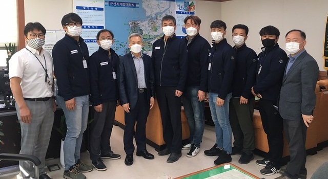 재단법인 군산먹거리통합지원센터가 최근 팀장급 이사 실장 및 부장에게 임용장을 수여하는 등 인원 구성과 함께 본격적인 업무를 시작했다.